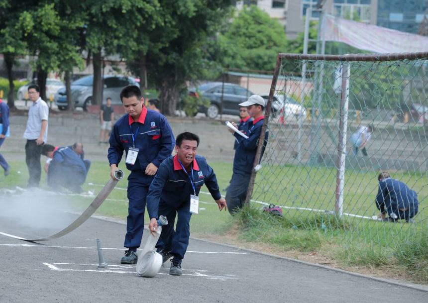 图三：3人接力消防水带